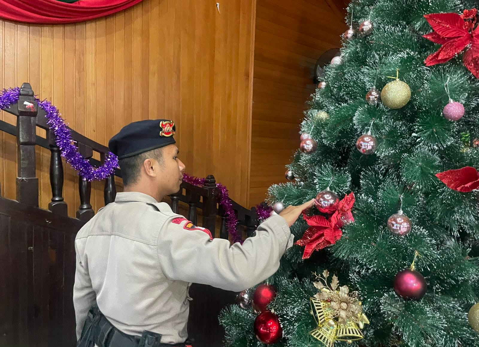 Personel Penjinak Bom (Jibom) Satbrimob Polda Kalteng melakukan sterilisasi di salah satu gereja di Kota Palangka Raya, menjelang malam Natal, Rabu (24/12).