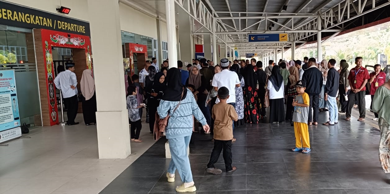 Antrean penumpang di pintu masuk terminal pemberangkatan penumpang Bandara H Asan, Sampit menjelang Nataru.