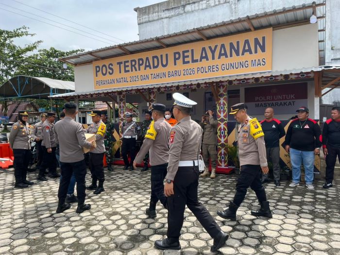 POS NATARU : Kapolres Gunung Mas (Gumas) AKBP Heru Eko Wibowo Bersama rombongan meninjau para personel yang bertugas di pos terpadu pelayanan Nataru di Taman Kota Kuala Kurun, Rabu (24/12/2025). HUMAS