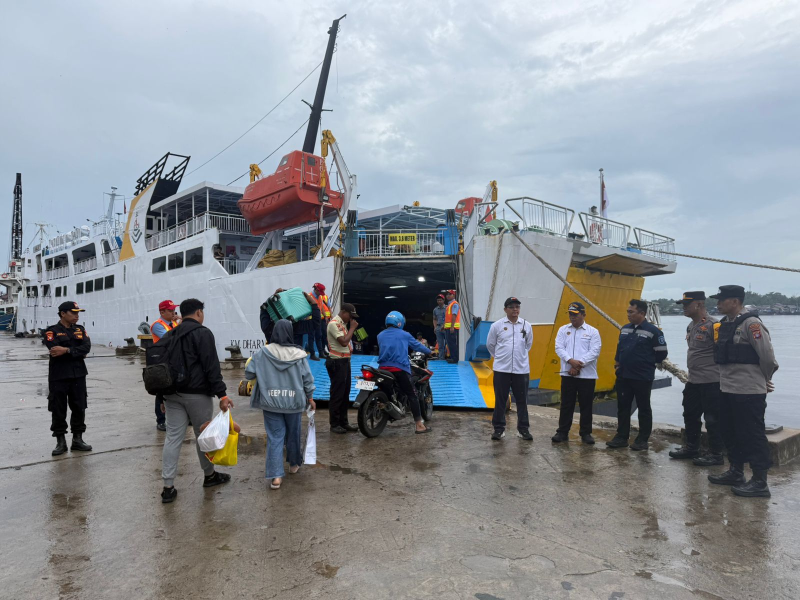 Kepala KSOP Kelas III Sampit Hotman Siagian, jajaran serta Manager PT DLU Cabang Sampit Hendrik Sugiharto, memantau proses embarkasi KM. Dharma Ferry VI menuju Pelabuhan Tanjung Perak Surabaya.