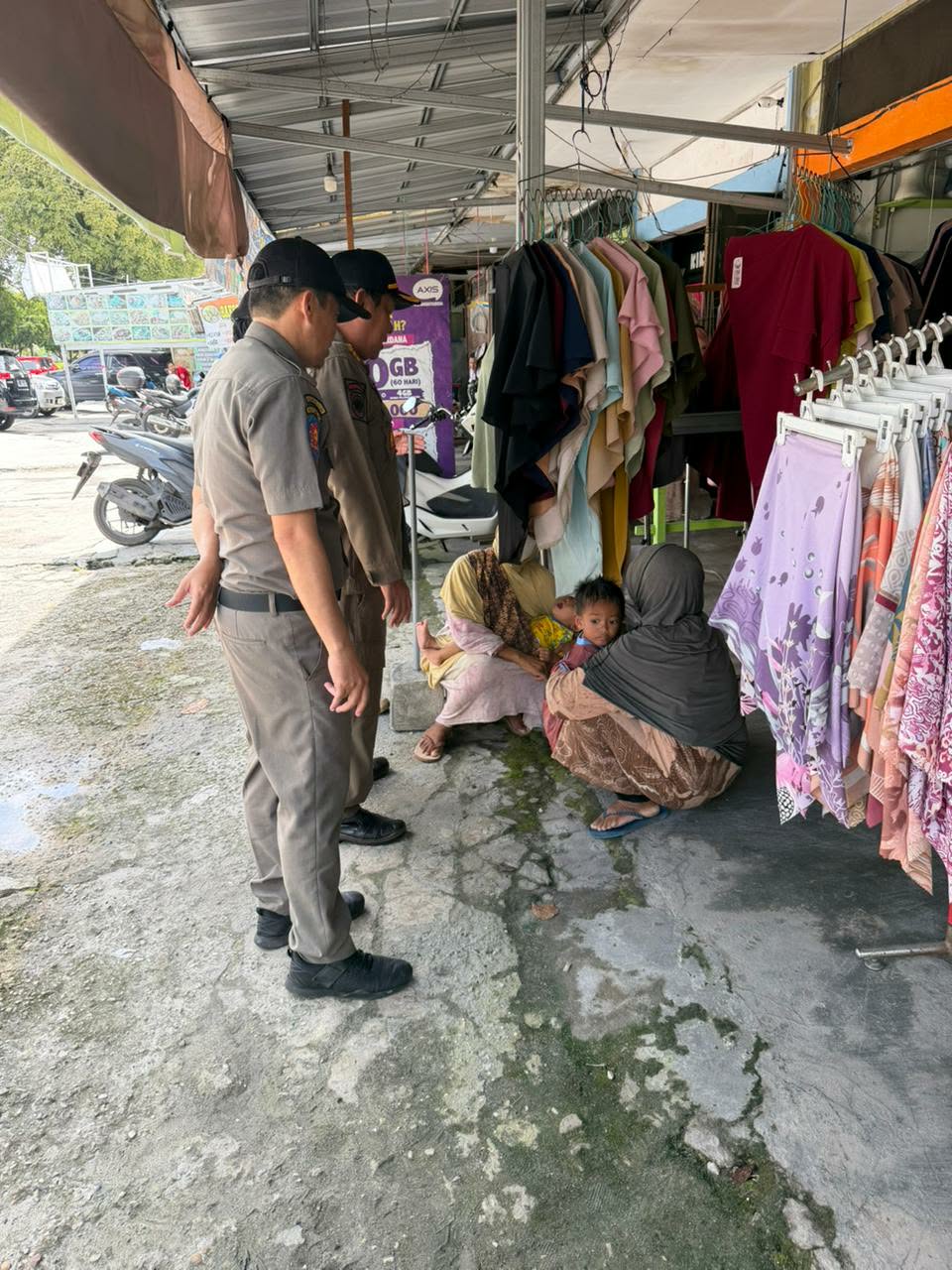 : Satuan Polisi Pamong Praja (Satpol PP) menertibkan sekelompok pengemis yang beroperasi di sekitar traffic light Kota Palangka Raya, Selasa (23/12).
