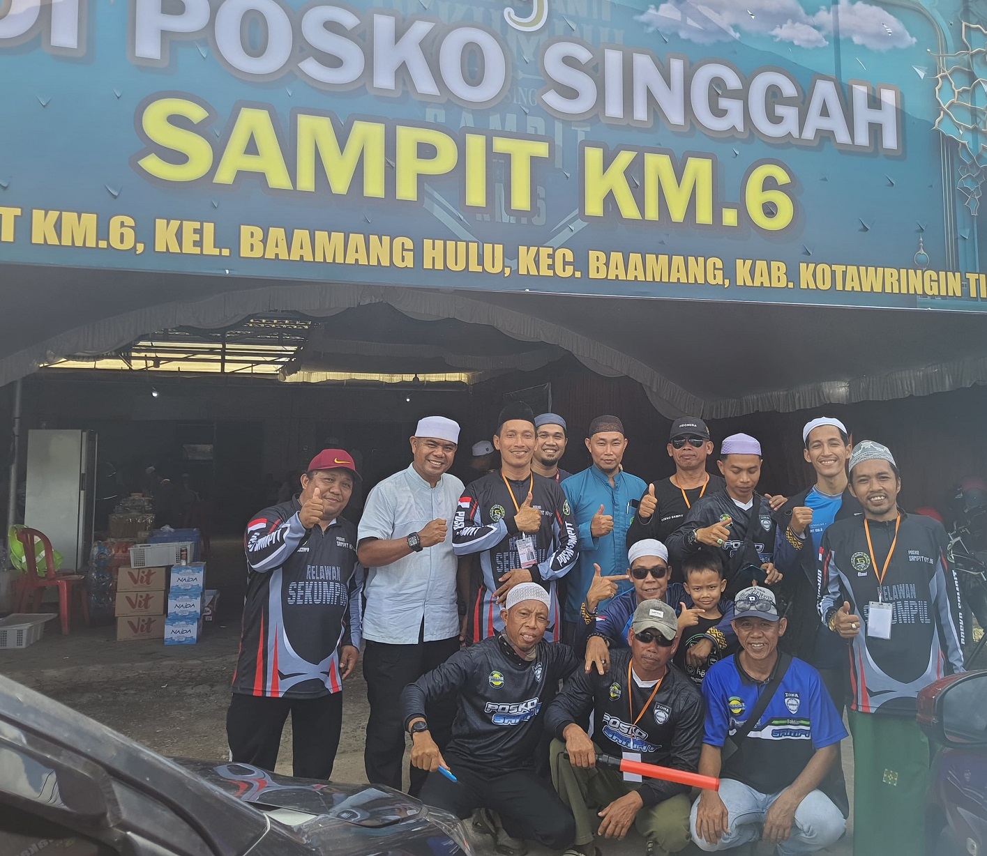 Beberapa relawan yang siap melayani jemaah Haul Abah Guru Sekumpul di Posko Singgah Sampit KM6, Kamis (25/12).