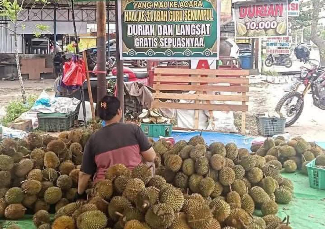 Lapak durian gratis bagi jemaah Haul Guru Sekumpul di Jalan Tjilik Riwut. (Abdul Jil Al Kadiri).