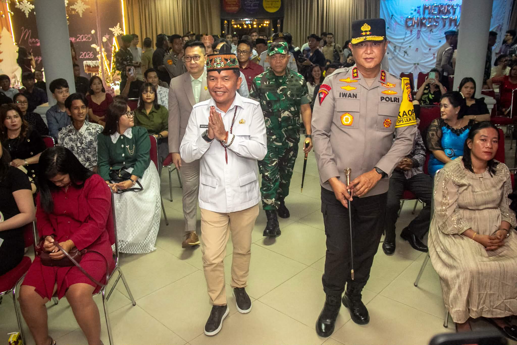 Rombongan Gubernur Kalteng dan Forkopimda Pemprov Kalteng saat menyinggahi salah satu gereja di Palangka Raya saat malam Natal, Rabu (24/12).
