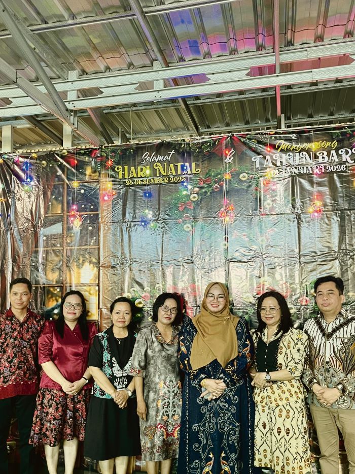 FOTO BERSAMA: Wakil Bupati Kotim Irawati saat berkunjung ke kediaman Ketua DPRD Kotim Rimbun yang merayakan Natal, Kamis (25/12/2025). WISNU/RADAR SAMPIT