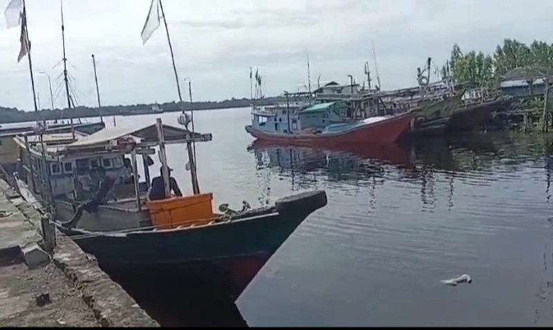 BIAYA MAHAL: Nelayan Kumai, Kecamatan Kumai, Kabupaten Kotawaringin Barat, mengeluhkan terhentinya pasokan solar subsidi, Selasa (23/12).KOKO/RADAR SAMPIT&nbsp;