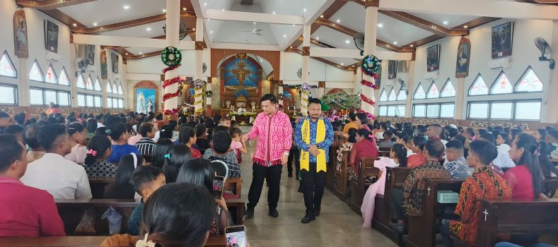 PATROLI NATAL: Bupati Lamandau menyapa para jemaat gereja Katolik Lamandau. FOTO: RIA/RADAR SAMPIT
