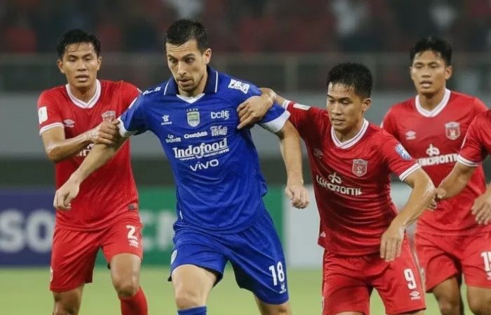 Persib vs PSM Makassar memanas! Bojan Hodak pastikan Maung Bandung siap tempur, Mark Clock comeback, Barba terancam hengkang. (Gemini AI)