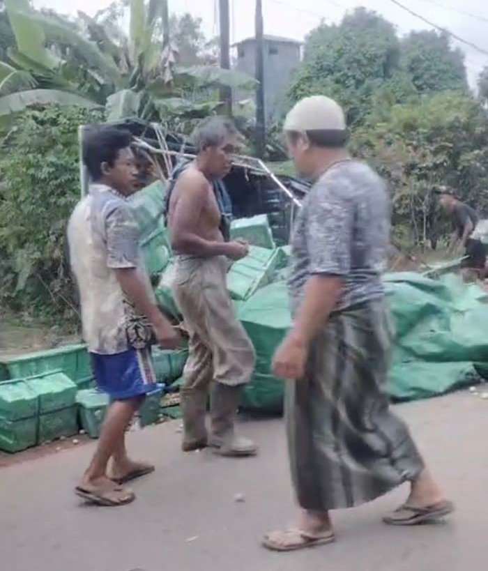 CELAKA: Warga membantu evakuasi mobil pikap yang mengalami kecelakaan tunggal di Jalan Tjilik Riwut, Kecamatan Cempaga, Kotim, Kamis (25/12/2025) sore. FOTO: EMY/RADAR SAMPIT