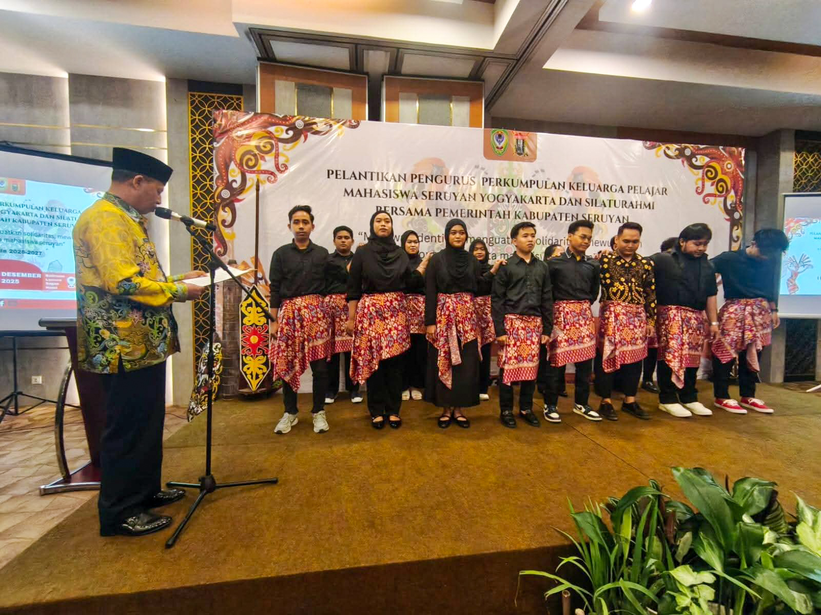 Wakil Bupati Seruyan mengukuhkan organisasi mahasiswa Seruyan di Yogyakarta, Rabu (24/12) malam.