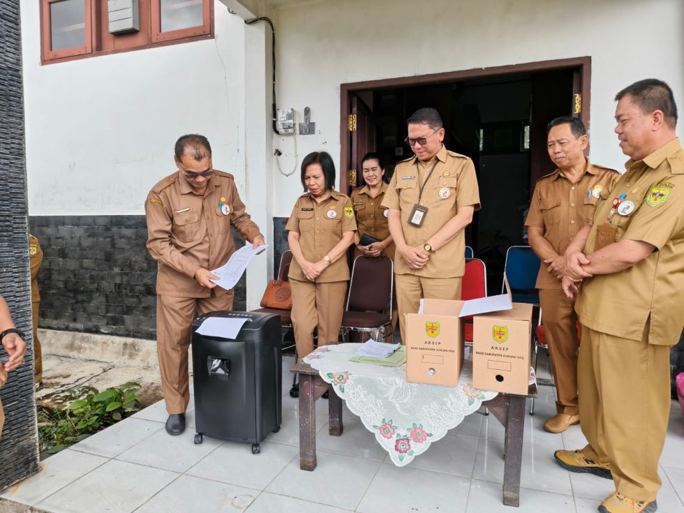 Sejumlah pihak terkait melakukan pemusnahan arsip BKAD Gunung Mas, Rabu (25/12)