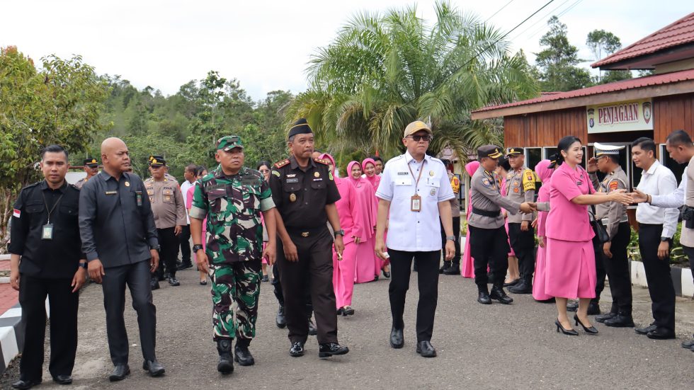 Sekda Gunung Mas Richard menghadiri suatu kegiatan di mapolres setempat, belum lama ini.
