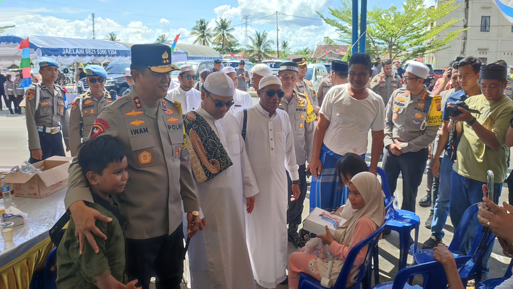 Kapolda Kalteng Irjen Pol Iwan Kurniawan saat bersama beberapa jemaah Haul Guru Sekumpul, yang singgah di rest area Masjid Kubah Hijau Al Abrar, Palangka Raya, Jumat (26/12).