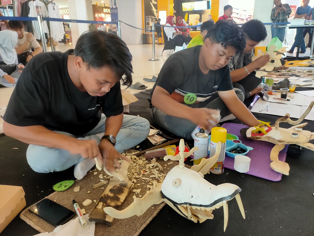 Topan bersama Dimas mengikuti lomba membuat topeng bukung belum lama ini.