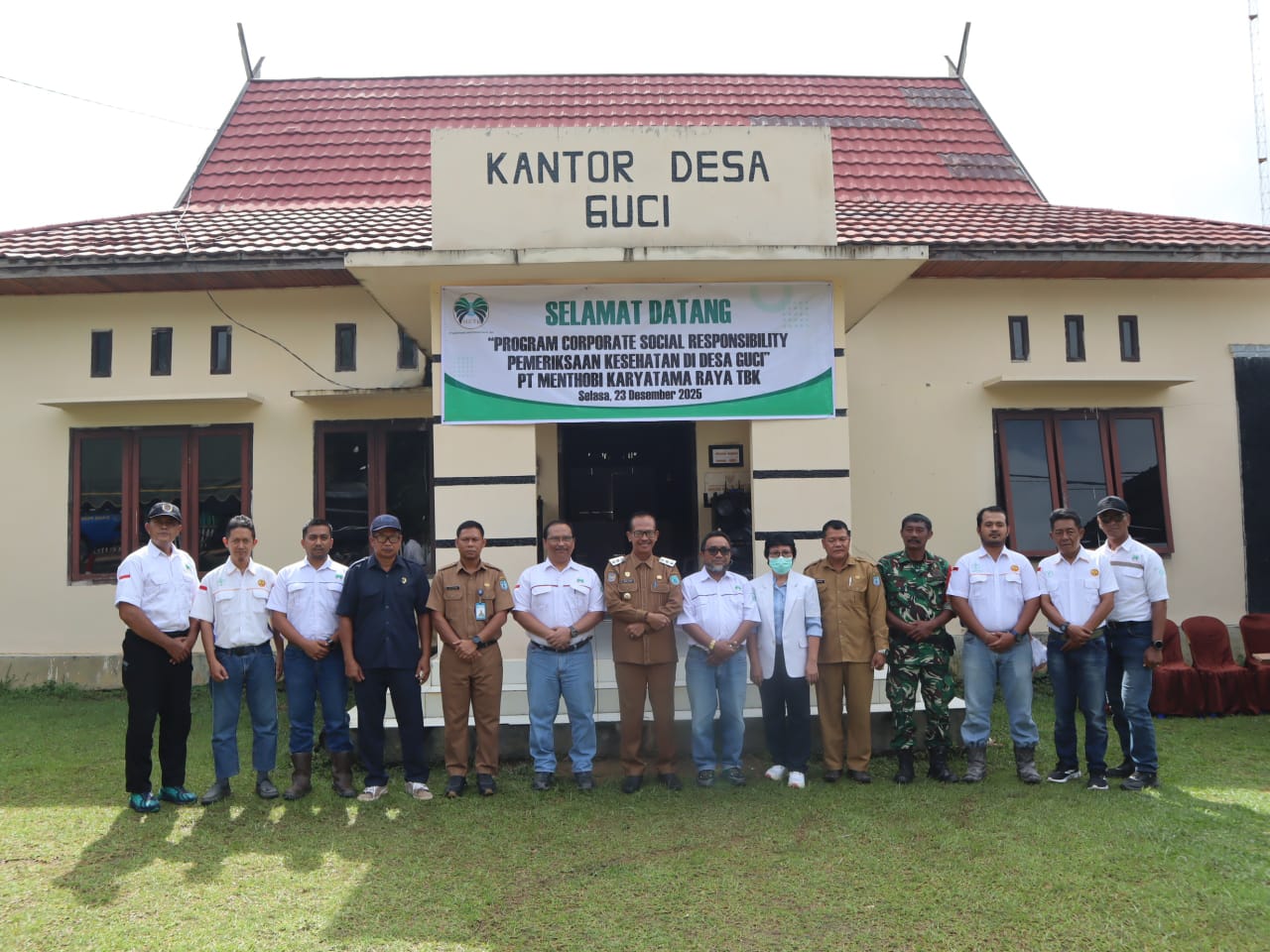 Wakil Bupati Lamandau bersama manajemen PT Menthobi Karyatama Raya Tbk saat memantau kegiatan pengobatan gratis di Desa Guci, Selasa (23/12). (Ria Mekar/Radar Sampit)