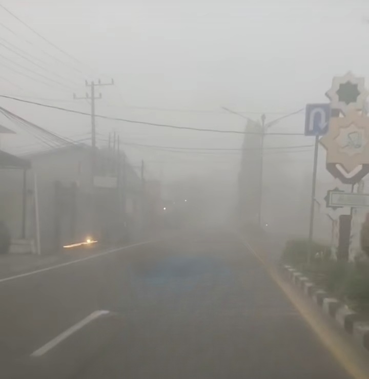 Kabut embun menutupi jarak pandang di sekitar Kota Pangkalan Bun,Jumat (26/12).