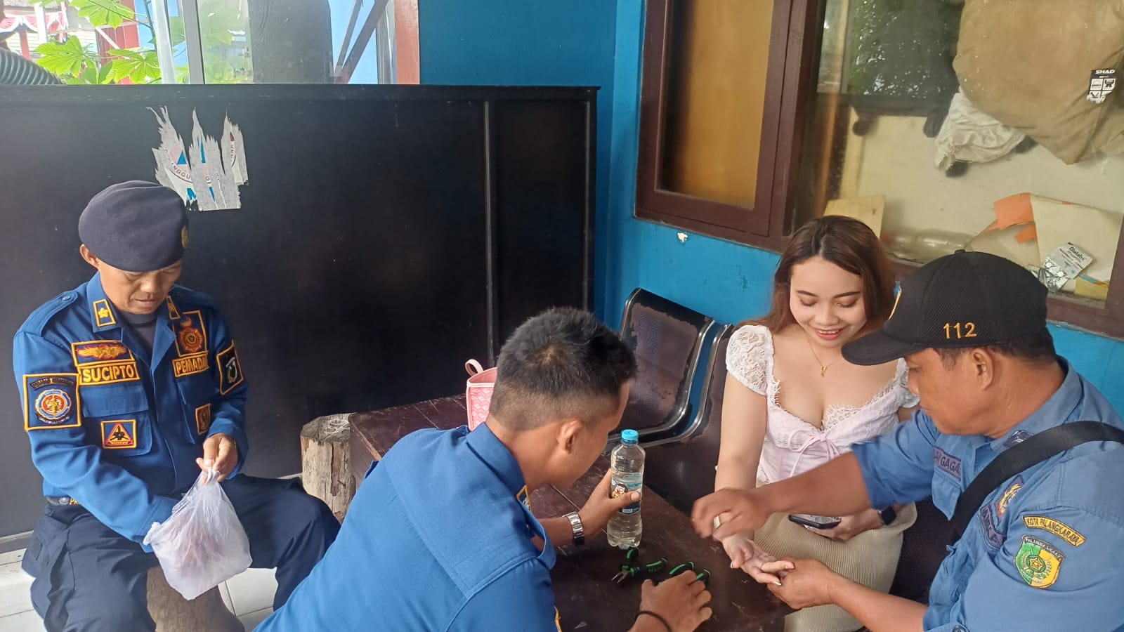 Seorang perempuan berinisial A mendatangi Pos Rescue Damkar untuk meminta bantuan melepaskan cincin yang tersangkut di jari tangannya, Kamis (25/12/2025).