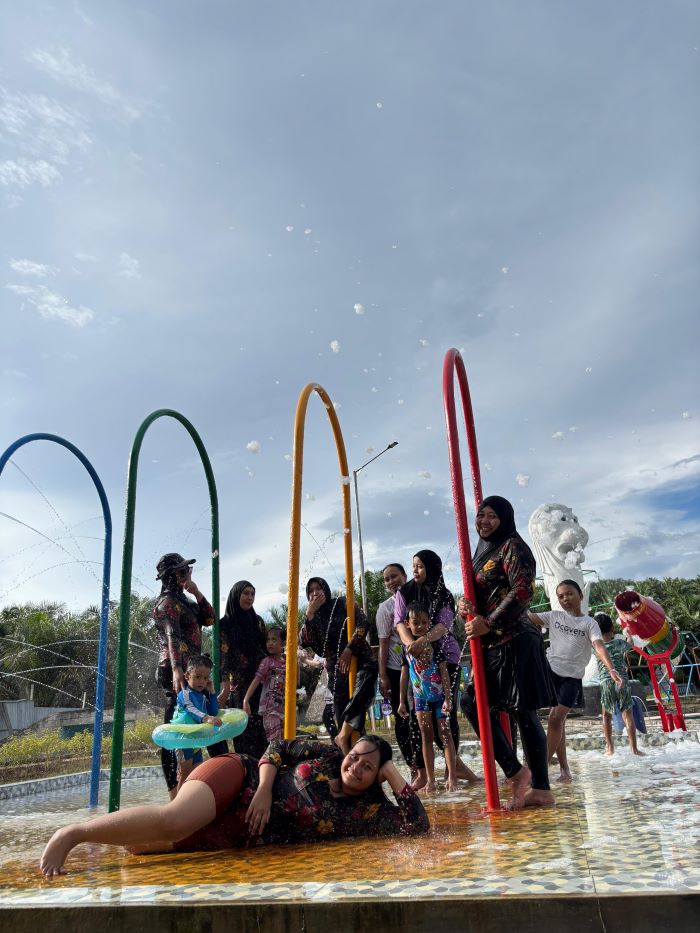 BERENANG: Warga Lamandau isi liburan akhir tahun di kolam renang, Desa Sumber Mulya, Kecamatan Bulik. FOTO: IST/RADAR SAMPIT