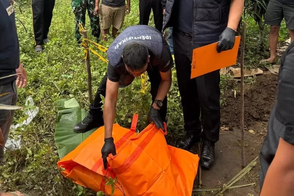 Penemuan bayi laki-laki tanpa lengan di pemakaman umum Dusun Pasirian, Desa Kaliglagah, Kecamatan Sumberbaru, Kabupaten Jember. (Radar Jember)