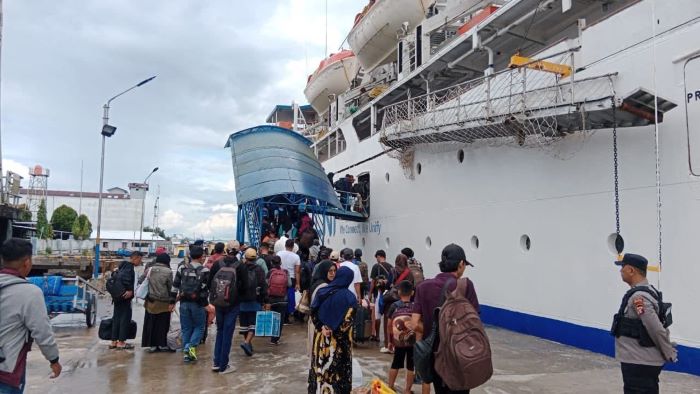 MUDIK NATARU: Personel Pos Pelayanan Operasi Lilin Telabang 2025 di Pelabuhan Panglima Utar, Kumai melaksanakan pengamanan keberangkatan penumpang kapal laut, Jumat (26/12/2025).