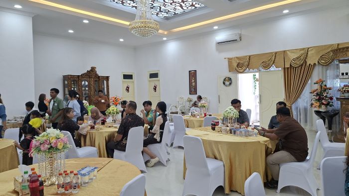 NATAL : Suasana open house perayaan Natal di rumah jabatan Bupati Gumas, Kamis (25/12/2025). FOTO : DISKOMINFO SANTIK/RADAR SAMPIT