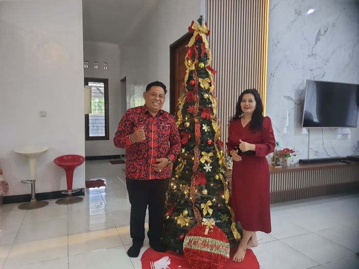 NATAL: Pengurus PGPI Kotim, Admadi Sastra bersama istri saat merayakan Natal di kediaman mereka, Kamis (25/12/2025). FOTO: HENY/RADAR SAMPIT