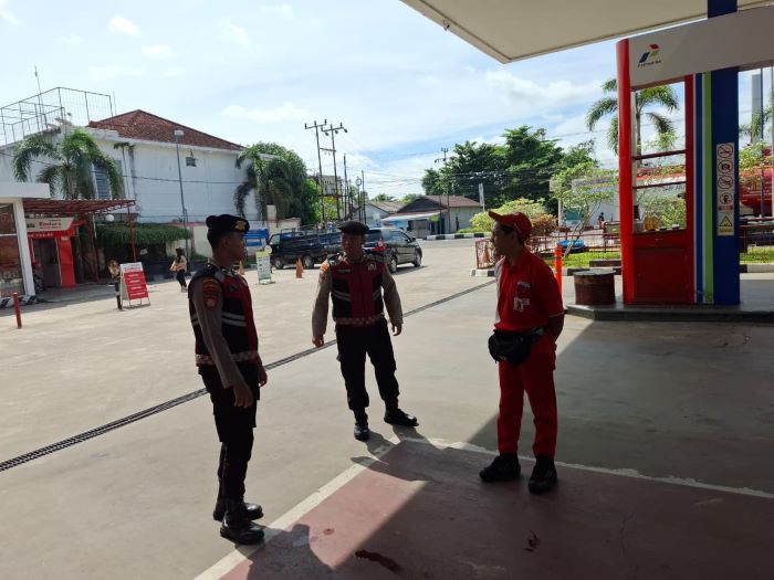 PATROLI: Personel Polres Kotim melaksanakan patroli di kawasan SPBU dalam Kota Sampit, Jumat (26/12/2025). FOTO: POLRES KOTIM/RADAR SAMPIT