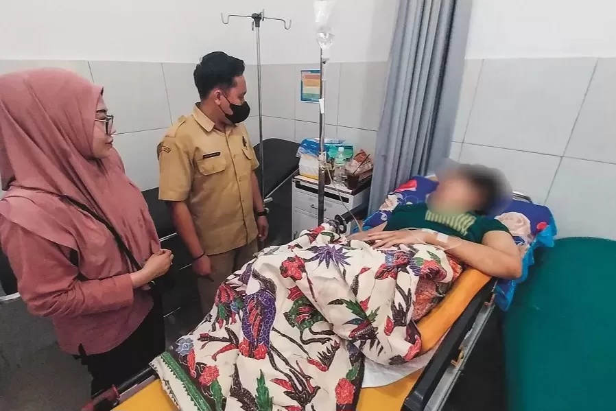 Terbaring di ruang perawatan Puskesmas Sumberbaru, Ibu Muda di Jember, Rohmah mengaku membunuh dan memutilasi bayinya yang baru lahir. (Radar Jember)