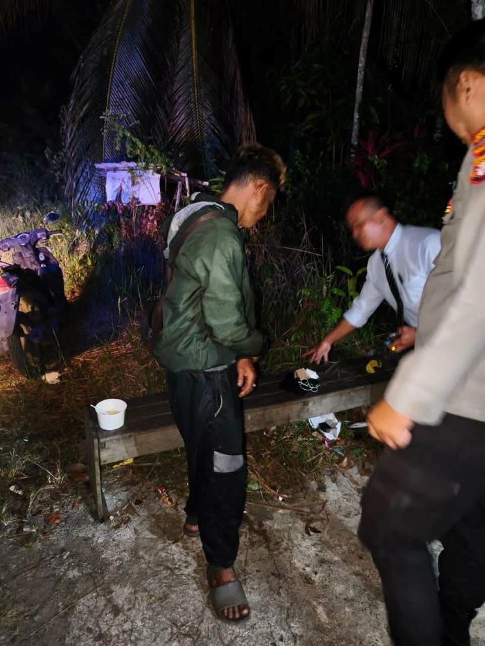DIAMANKAN : Pamapta III Polresta Palangka Raya mengamankan seorang pria yang membuat kegaduhan dan mengganggu ibadah Natal. FOTO: POLRESTA PALANGKA RAYA/RADAR SAMPIT