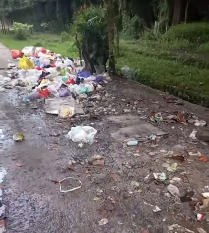 LINGKUNGAN: Sampah berhamburan di Jalan Samari II, Kelurahan Madurejo, Kecamatan Arsel, Kabupaten Kotawaringin Barat (Kobar), Jumat (26/12/2025). FOTO: IST/RADAR SAMPIT