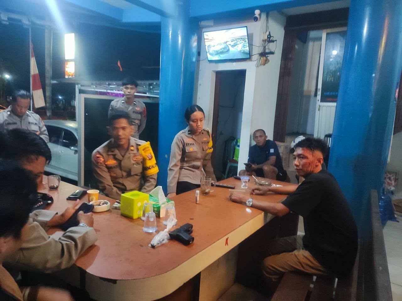 Seorang pria korban penganiayaan saat melapor ke petugas kepolisian Polresta Palangka Raya, Kamis (25/12) malam.