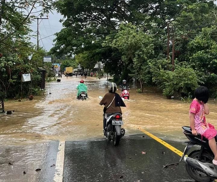 Banjir mulai rendam sejumlah kawasan perkotaan Kota Kandangan Hulu Sungai Selatan. (Foto: Unggahan Warga di Story Whatsapp)