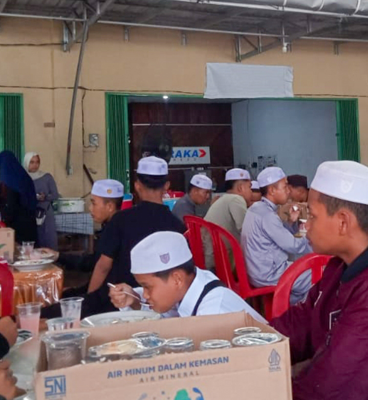 Puluhan santri pesantren Nuruzh Zholam Seruyan, saat bersiap berangkat menuju Haul ke 21 Guru Sekumpul, Jumat (26/12).