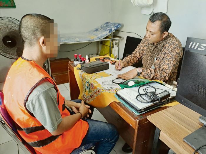 PERIKSA: Pemeriksaan kesehatan WBP Lapas Kelas IIB Sampit, Jumat (28/12/2025). FOTO: LAPAS SAMPIT/RADAR SAMPIT