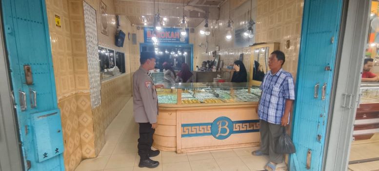 PATROLI : Personel Polsek Ketapang partroli di kawasan PPM Sampit dan meminta pedagang waspada aksi penipuan. FOTO: POLSEK KETAPANG/RADAR SAMPIT
