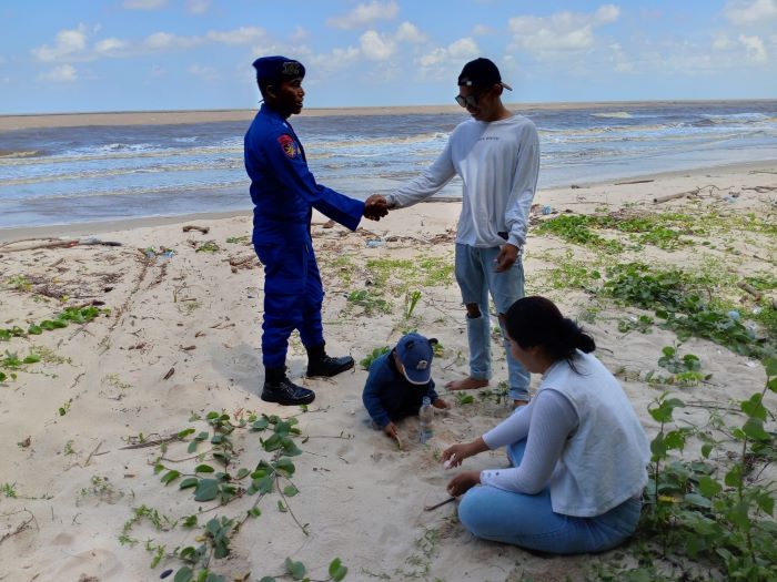 PENGAMANAN: Personel Satpolair Polres Seruyan menyapa masyarakat yang sedang berwisata di Pantai Sungai Bakau. FOTO: RIFANI/RADAR SAMPIT