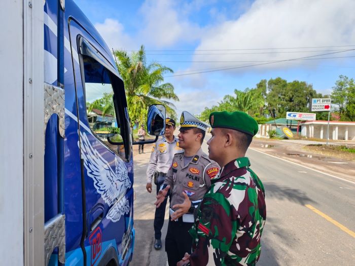 POLANTAS MENYAPA : Kanit Turjawali Satlantas Polres Kotim Iptu Fadheli Rachman saat memberikan edukasi keselamatan berkendara kepada para sopir angkutan umum, Sabtu (27/12/2025). FOTO: FAHRY/RADAR SAM