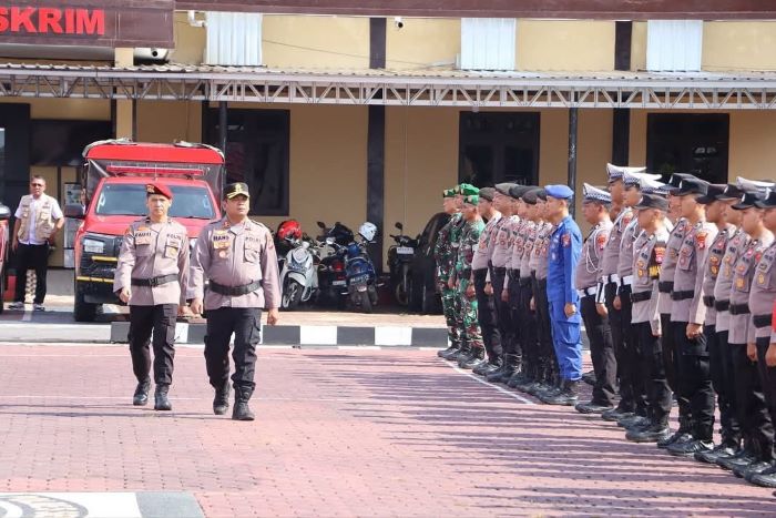 OPERASI LILIN: Kapolres Seruyan Han&rsquo;s Itta Papahit saat mengecek pasukan yang terlibat dalam pengamanan Natal 2025 dan Tahun Baru 2026. FOTO: RIFANI/RADAR SAMPIT