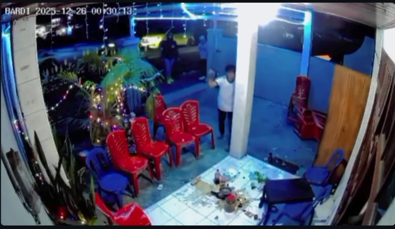 BRUTAL: Salah satu pelaku penyerangan rumah warga Rinegetan, Kecamatan Tondano Barat, Kabupaten Minahasa, Sulawesi Utara. (Ig/Channel99_)