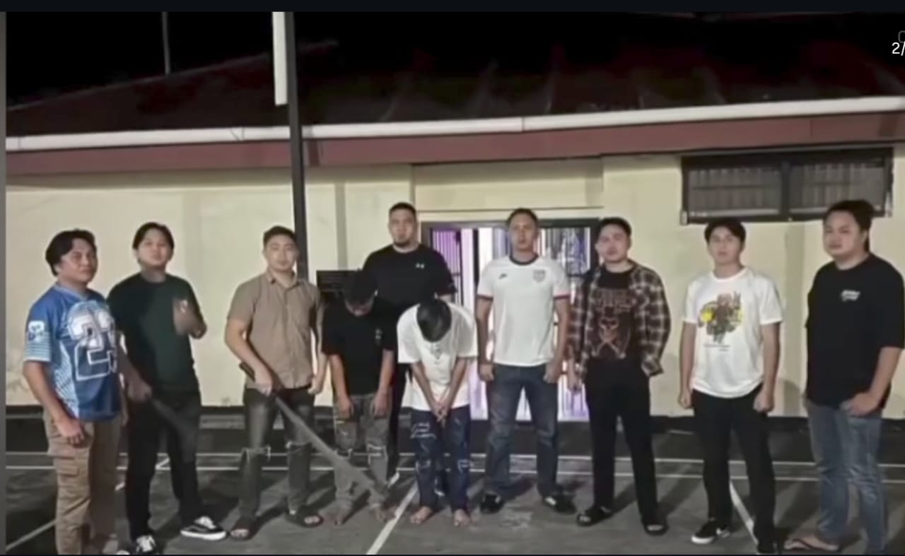 DITANGKAP: Dua pelaku penyerangan rumah warga kawasan Rinegetan, Kecamatan Tondano Barat, Kabupaten Minahasa, Sulawesi Utara saat ditangkap aparat kepolisian. Pelaku lain kini buron. (ig/channel99_)