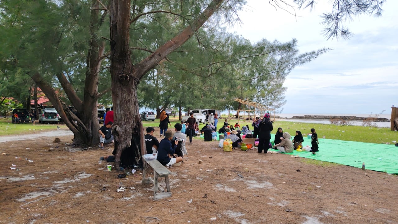 SEPI: Suasana Libur Natal 2025 di Pantai Tanjung Penghujan, Kecamatan Kumai, Kabupaten Kotawaringin Barat, Sabtu (27/12).KOKO/RADAR SAMPIT&nbsp;