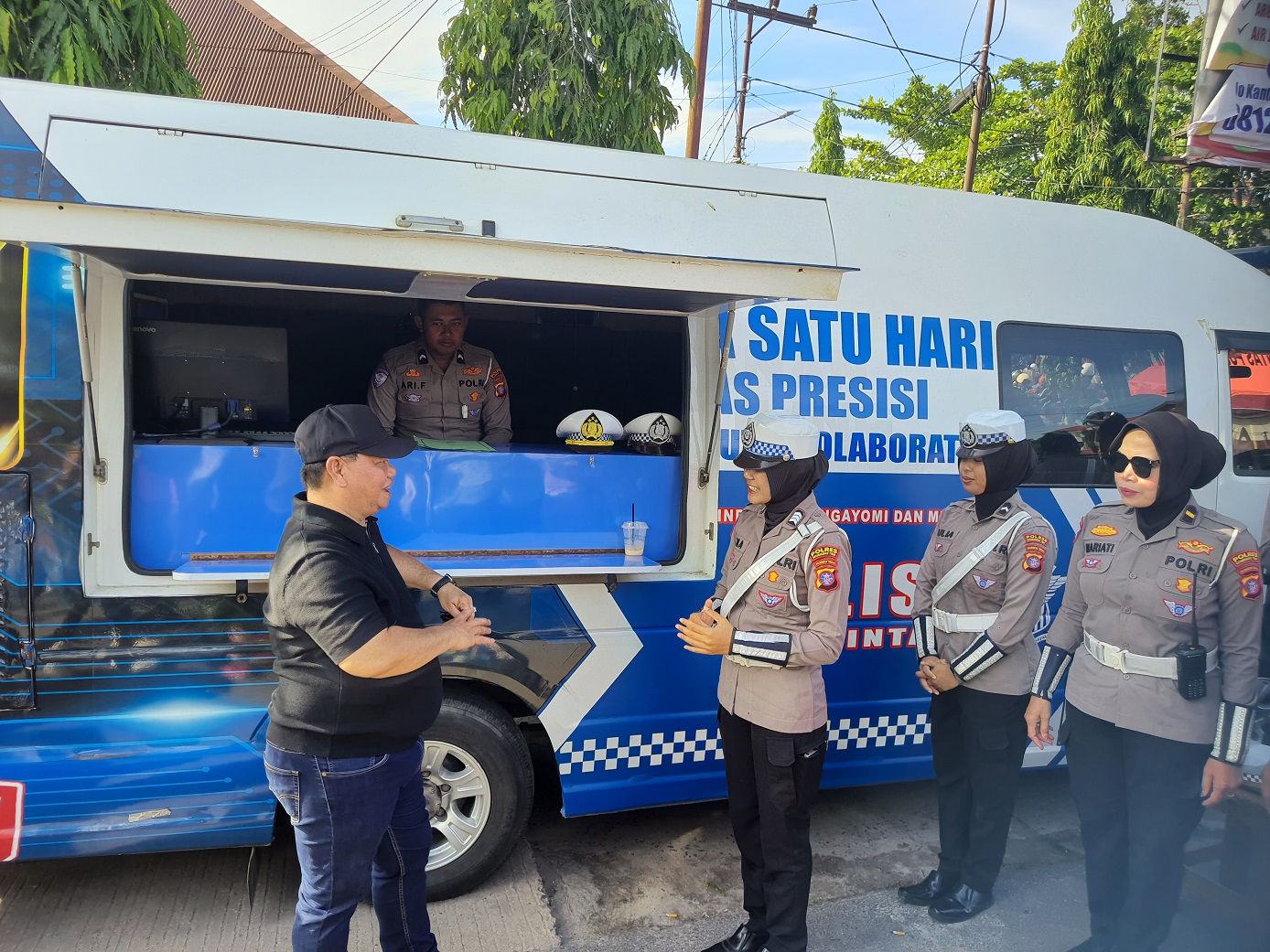 Bupati Kotim Halikinnor saat menyapa petugas lalulintas, yang bertugas dalam operasi simpatik penertiban pelanggaran lalu lintas, belum lama tadi.