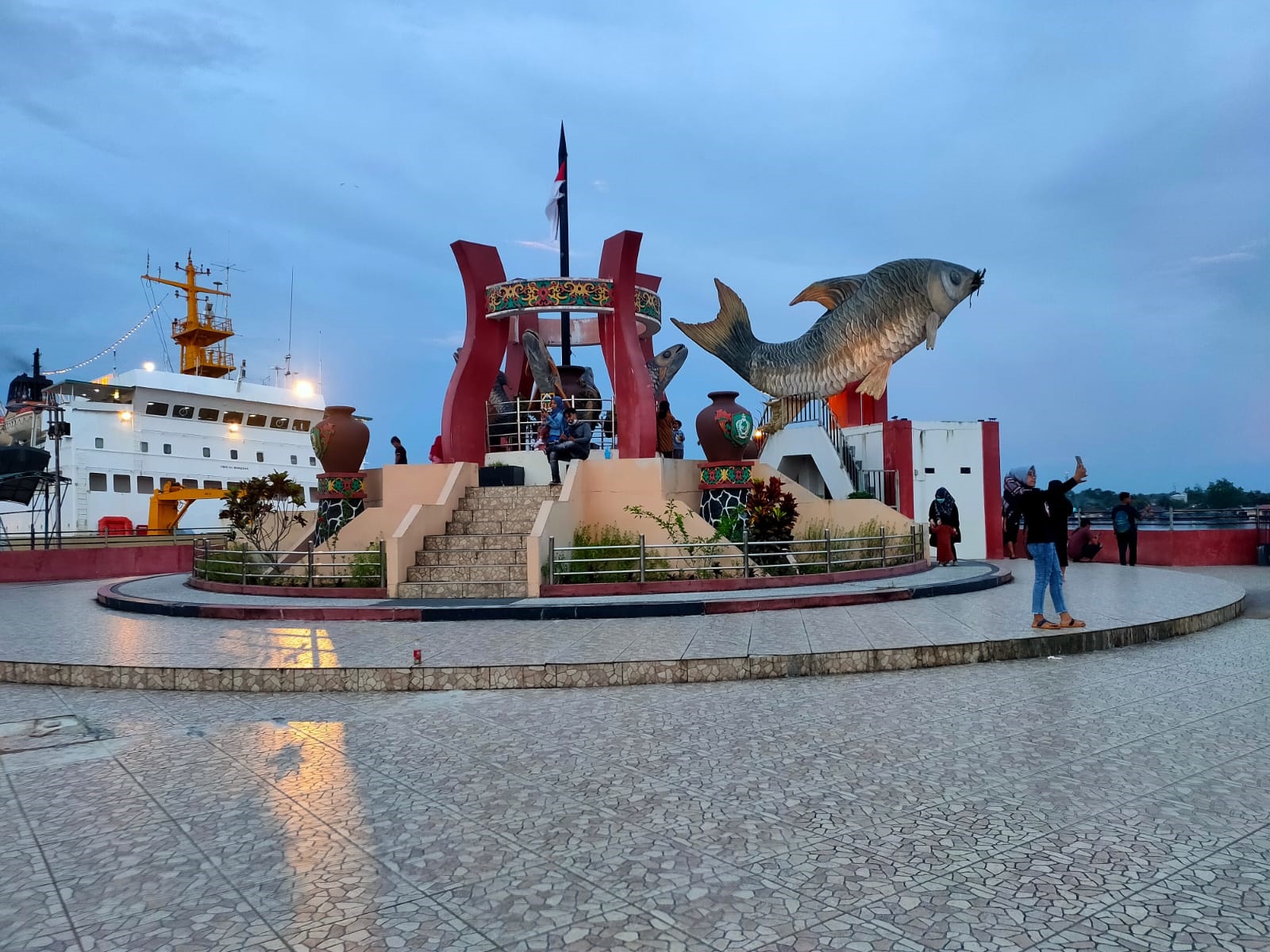 KAWASAN WISATA: Ikon Jelawat menjadi salah satu destinasi favorit warga di Kota Sampit.YUNI/RADAR SAMPIT