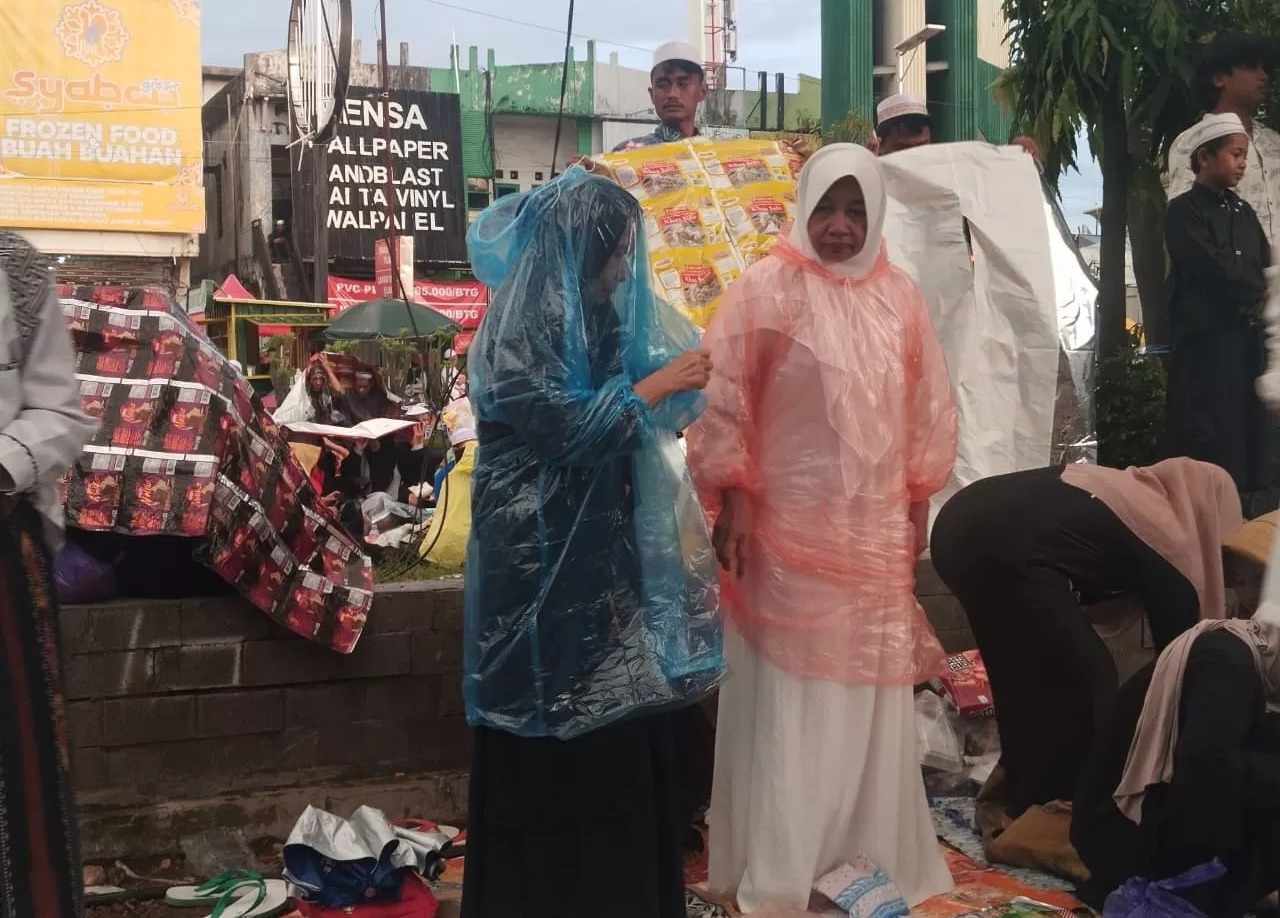 Meski gerimis jelang pelaksanaan salat Magrib dan majelis rutin, jemaah memilih tidak beranjak. (Fadlan Zakiri/Radar Banjarmasin)