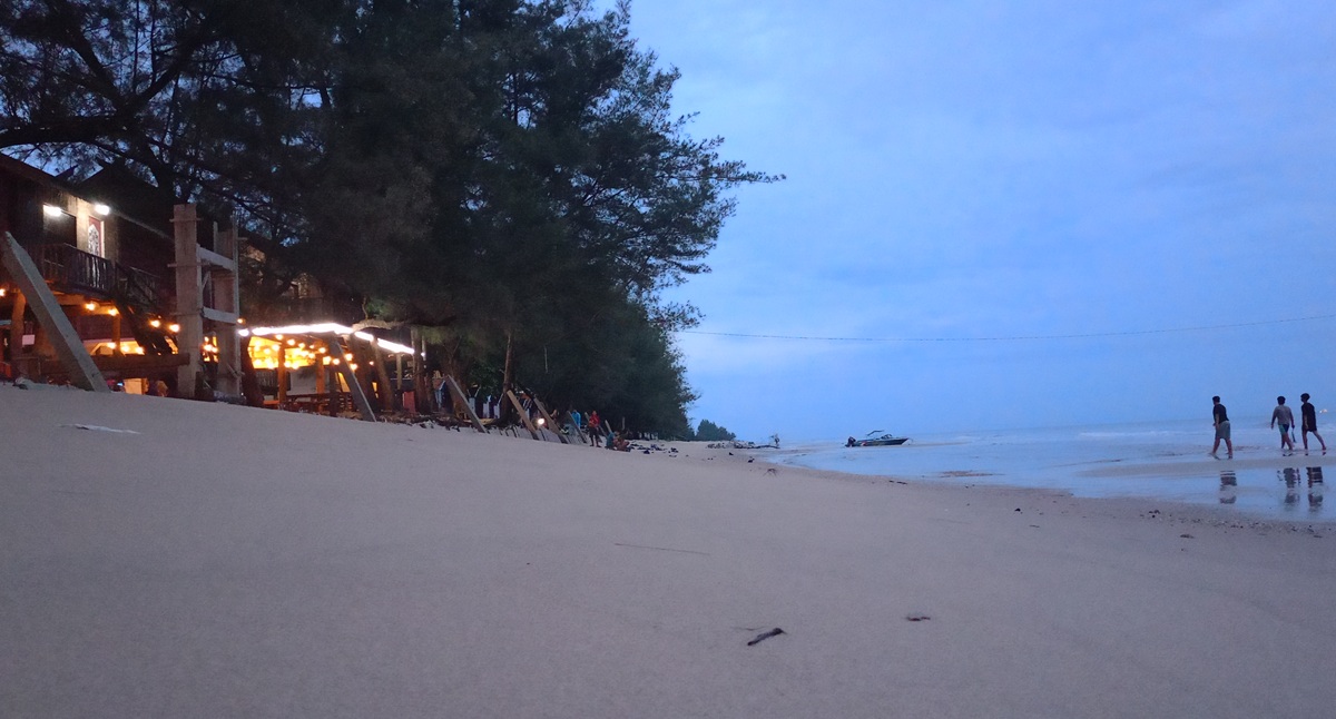 WISATA ALAM: Suasana Pantai Ujung Pandaran pada Sabtu (27/12) pagi masih tampak lengang. Pengunjung mulai memadati pantai&nbsp;pada Sabtu siang hingga sore hari.HERU/RADAR SAMPIT&nbsp;