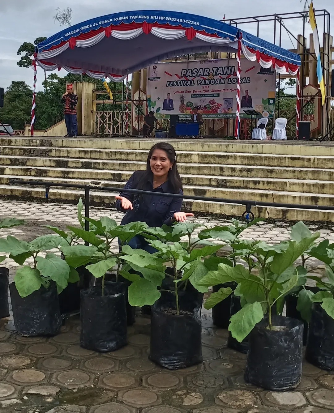 Salah satu warga saat menunjukkan bantuan bibit buah-buahan, dalam suatu acara di Taman Kota Kuala Kurun, belum lama ini.