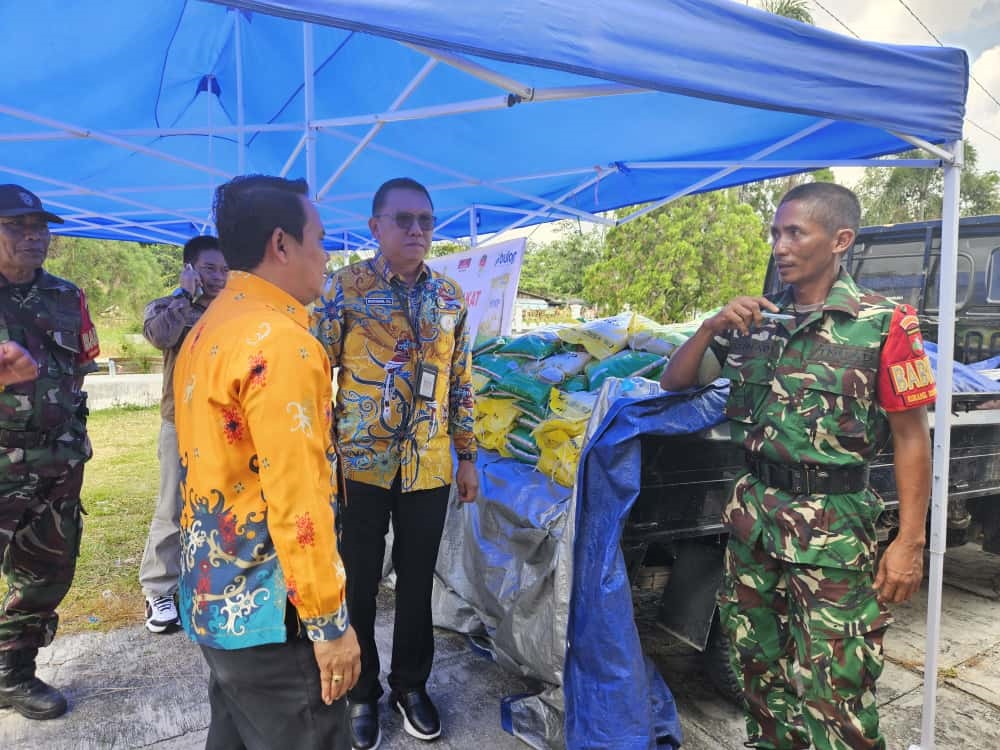 Sekda Gunung Mas Richard didampingi Kepala DPKP Eigh Manto, ketika berbincang dengan Babinsa Kelurahan Kampuri dalam suatu kegiatan, belum lama ini.