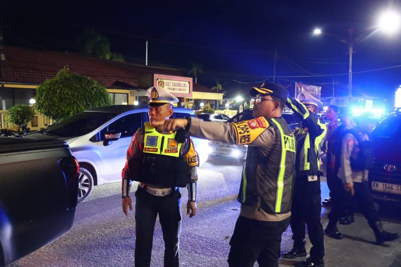 Patroli jalan raya dan pengamanan tempat ibadah perayaan Natal di sejumlah gereja di Kabupaten Kotawaringin Barat