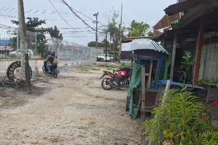 Pembangunan pagar terminal Natai Suka dikeluhkan warga RT 27, Natai Suka, Kelurahan Baru, Kecamatan Arut Selatan, Kabupaten Kotawaringin Barat.