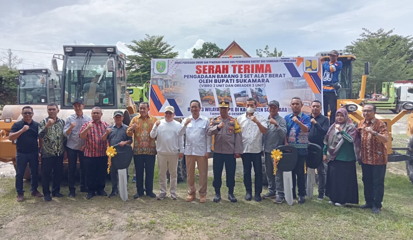 Bupati Sukamara Masduki bersama dinas terkait dan para camat usai penyerahan alat berat.